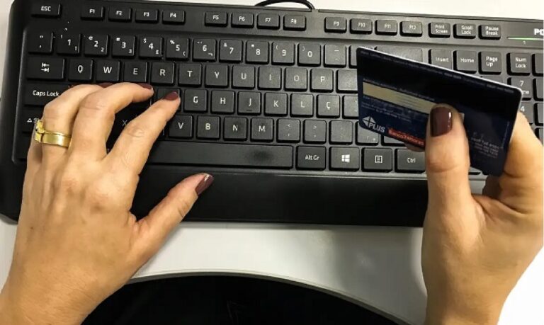 A venda online supera barreiras geográficas, reduz custos de expansão e permite ao empreendedor operar 24 horas por dia, com mais previsibilidade e escala.