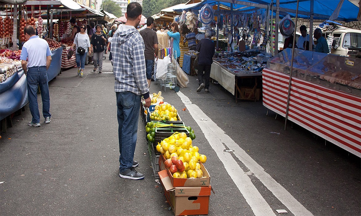 Feiras livres e comércios locais concentram mais opções de alimentos in natura.