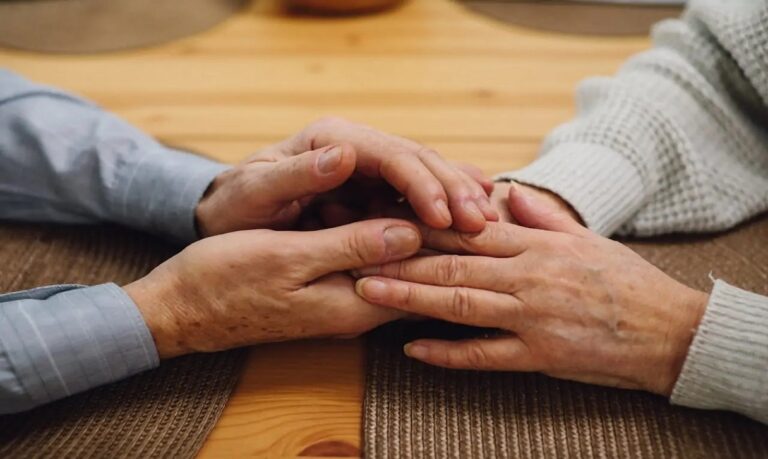 O amor e a paciência tornam-se elementos-chave para a qualidade de vida tanto da pessoa com Alzheimer quanto do cuidador.