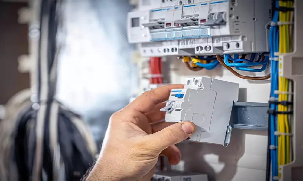 Além dos riscos à vida e ao patrimônio, instalações mal executadas comprometem a eficiência energética e elevam os custos com manutenções corretivas.