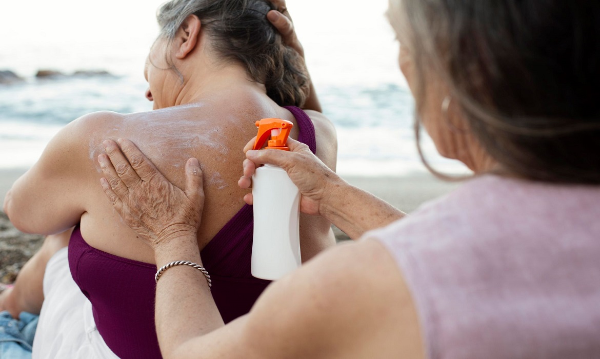 Dermatologistas recomendam protetor solar FPS 30 ou mais, reaplicado a cada 2 ou 3 horas.