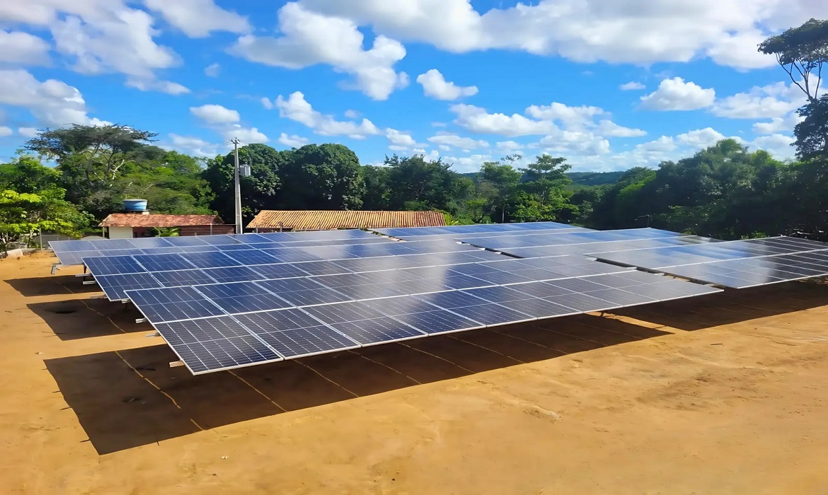 Cooperados que geram eletricidade a partir de fontes renováveis têm a energia inserida no sistema interligado, recebendo créditos equivalentes na conta de luz.