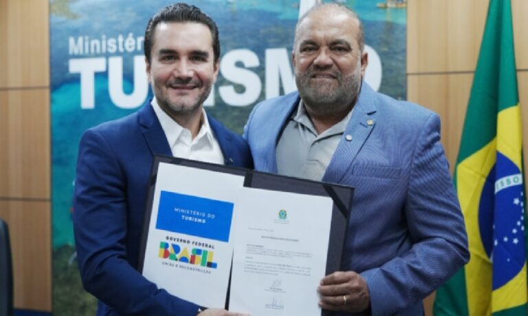 Convênios assinados pelo ministro Celso Sabino destinam recursos à construção de três novos equipamentos para cultura e comercialização local.