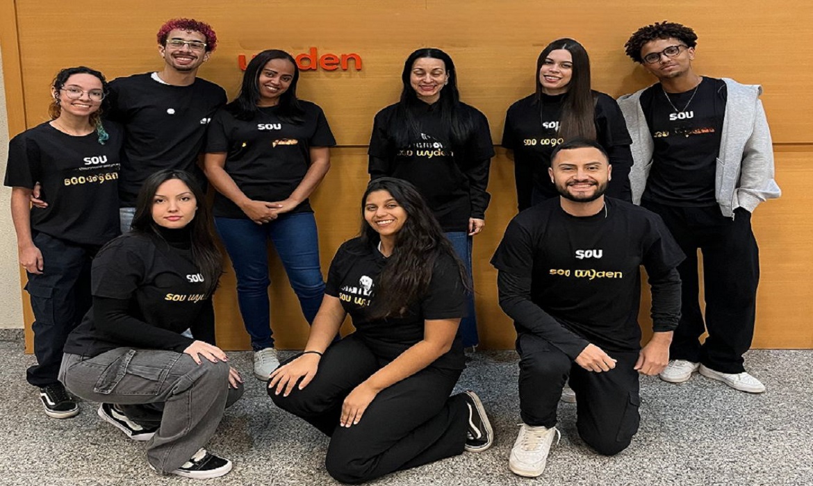 Dezesseis estudantes dos cursos de Jornalismo, Design, Publicidade e Propaganda, Administração, Arquitetura e Urbanismo participaram de uma visita técnica exclusiva aos bastidores da turnê Tardezinha.