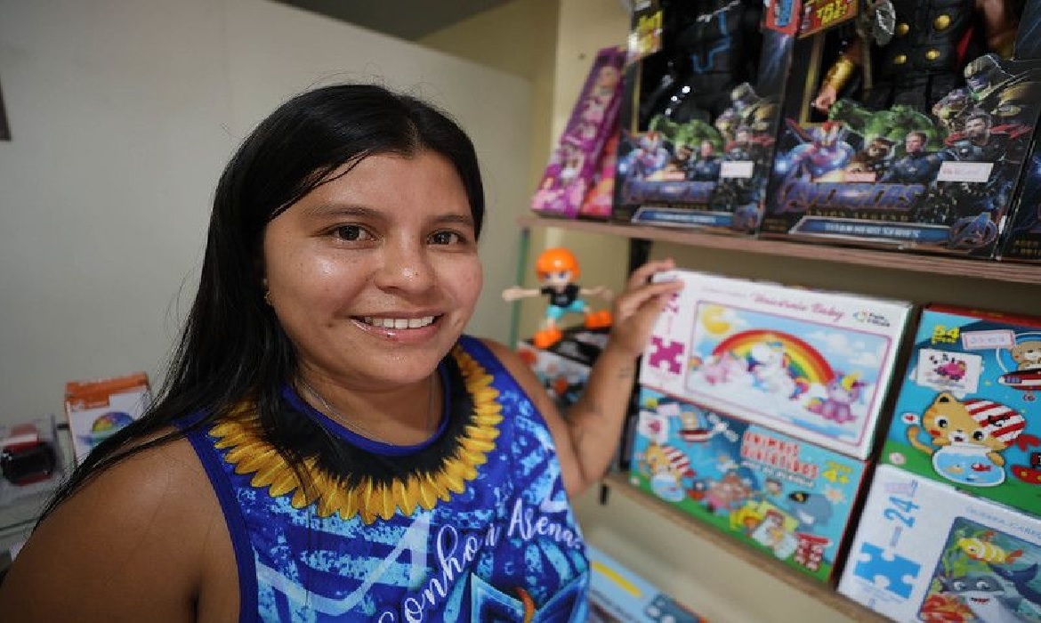 Também houve a entrega de cheques do programa Crédito Rosa e certificados do projeto Padaria Artesanal, ampliando oportunidades no município.