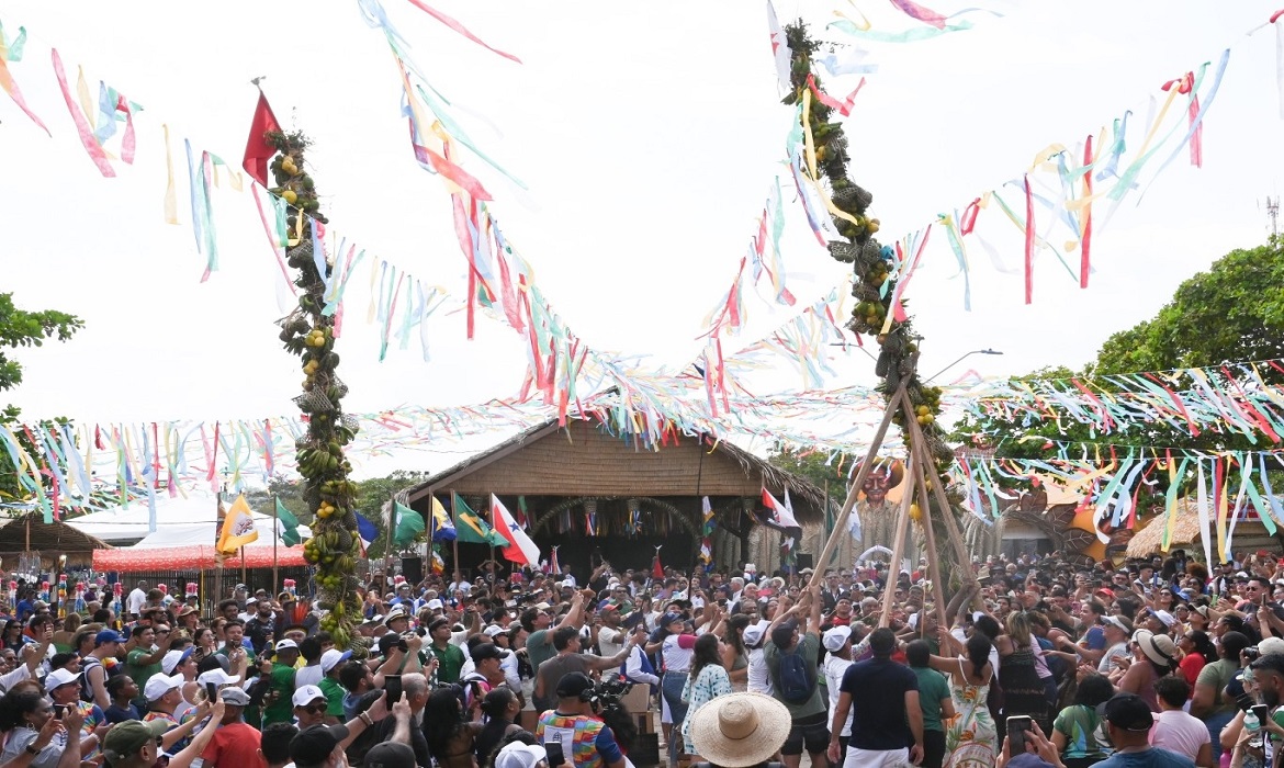 O Sairé, uma das maiores expressões culturais da região, celebra há mais de três séculos a mistura do sagrado e do profano em Alter do Chão.