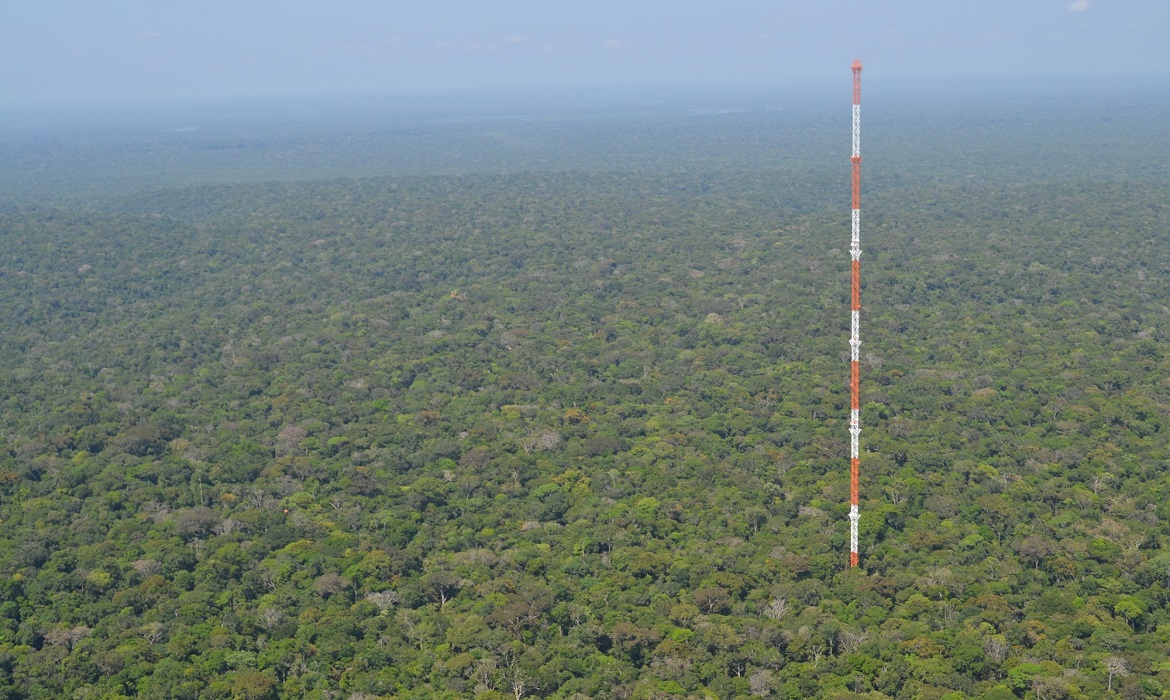 Além da floresta, o monitoramento meteorológico é parte essencial do projeto, ampliando a compreensão sobre as mudanças no bioma amazônico.