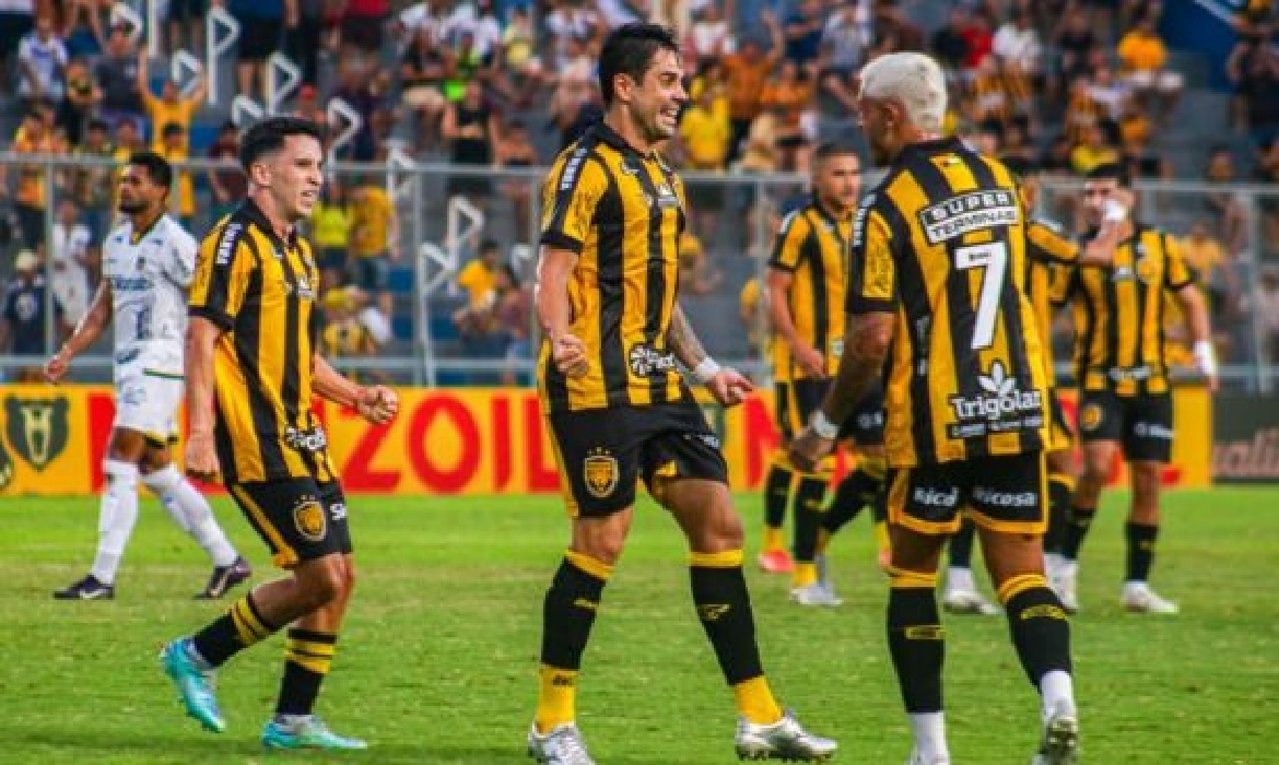 Em duelo direto, a equipe amazonense superou o Volta Redonda e ganhou fôlego na luta contra a parte de baixo da tabela.