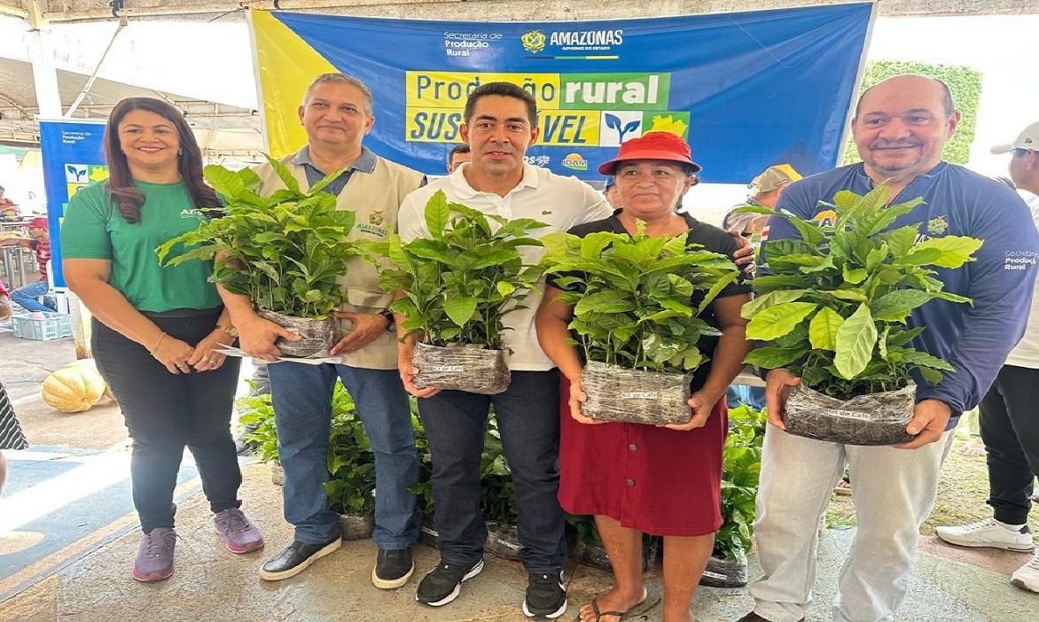 Também foram distribuídas mudas de café, reforçando a produção local e o dia a dia no campo.