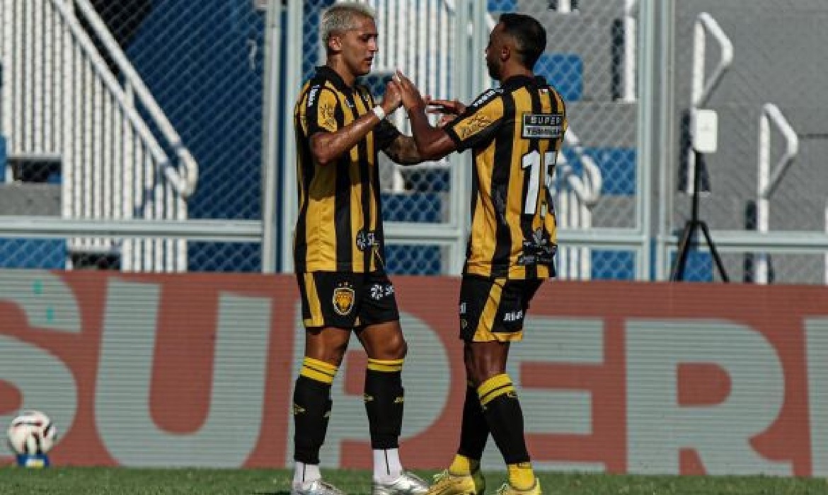 Criciúma, Coritiba e Goiás dividem a liderança da competição, cada um com 50 pontos.