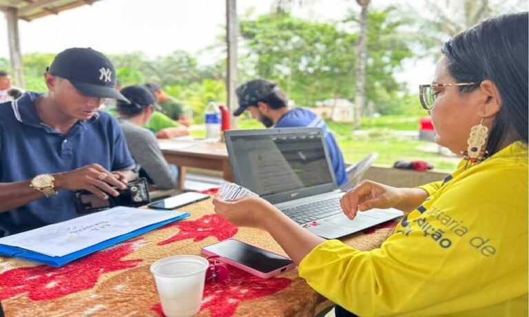 Durante o encontro, foi realizada uma reunião participativa sobre o estatuto da Associação Renascer, incentivando o diálogo e a troca de experiências entre os associados.