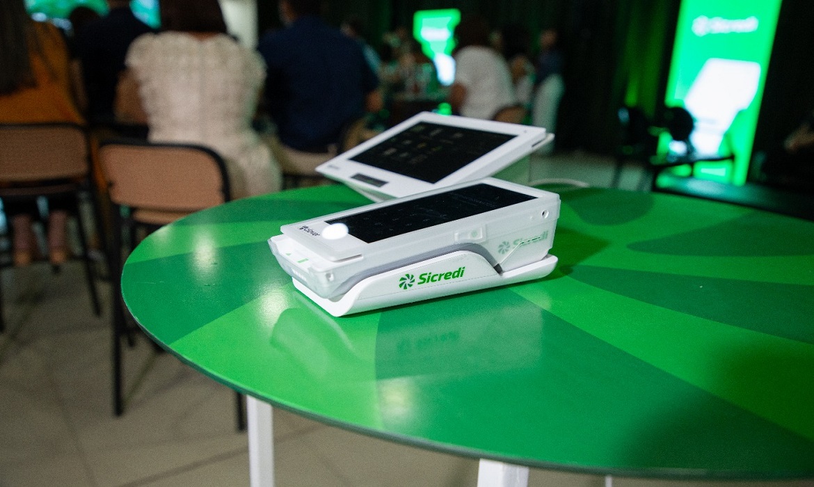 Além de aceitar Pix, débito e crédito, a Clover auxilia no controle de estoque e de equipe, tornando o dia a dia dos empreendedores mais ágil e eficiente.