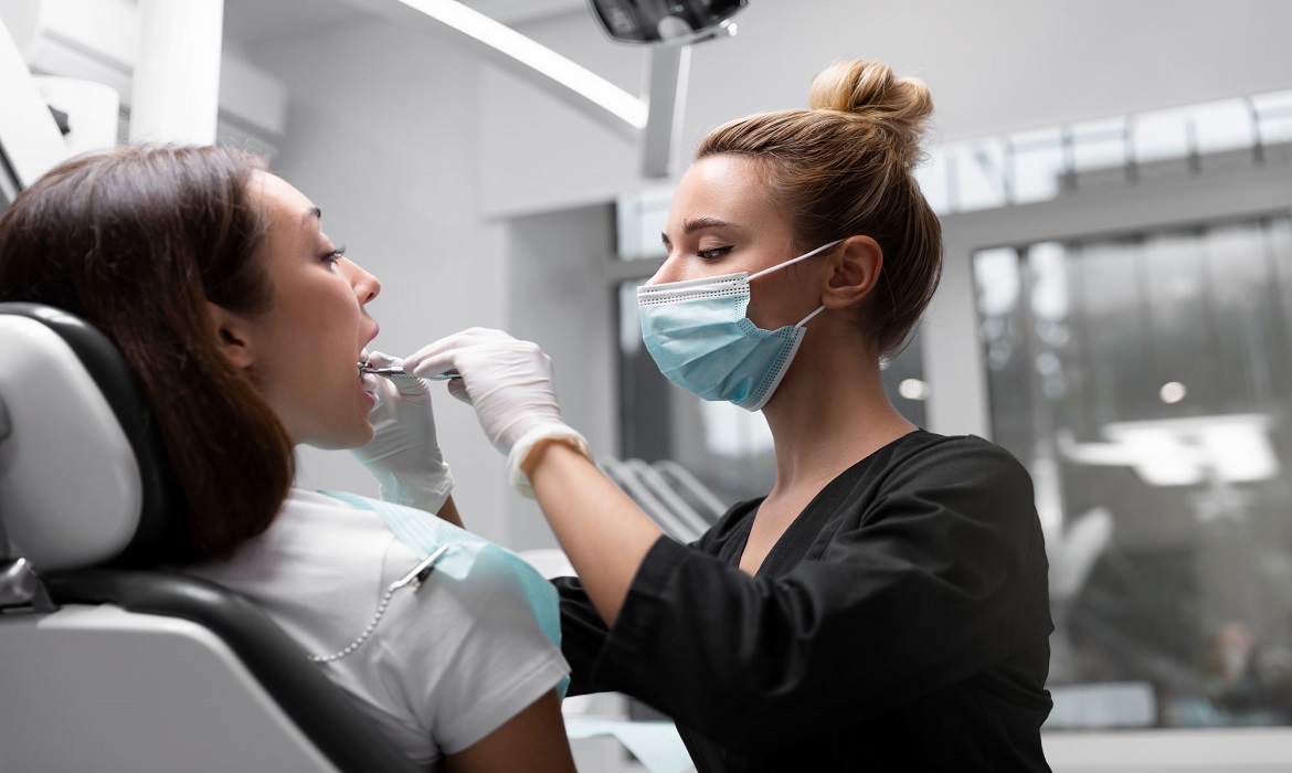 O dentista não só trata cáries e mau hálito, como também atua na prevenção de doenças sistêmicas ligadas à saúde bucal.
