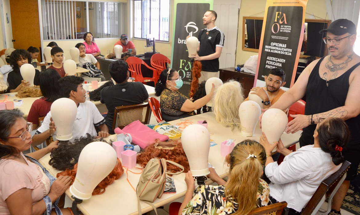 O projeto "Ópera nas Escolas" visa tornar a cultura mais acessível e introduzir o mundo da ópera a novos públicos.