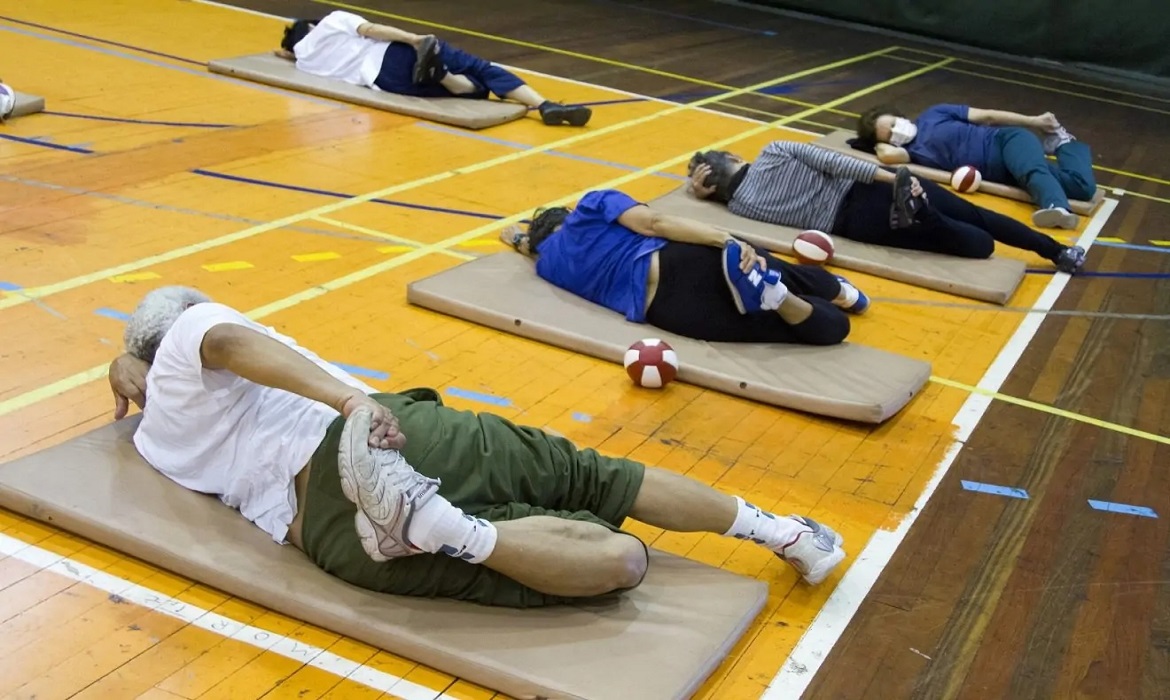 Mais do que fortalecer o corpo, o exercício estimula a produção de hormônios que protegem os neurônios e melhoram a circulação e a oxigenação do cérebro.