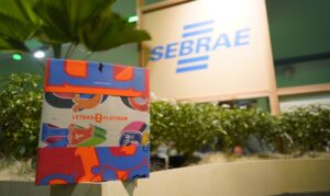 A arte ribeirinha produzida pelos abridores de letras conquista espaço na COP30 e chama atenção para a força dessa tradição amazônica.