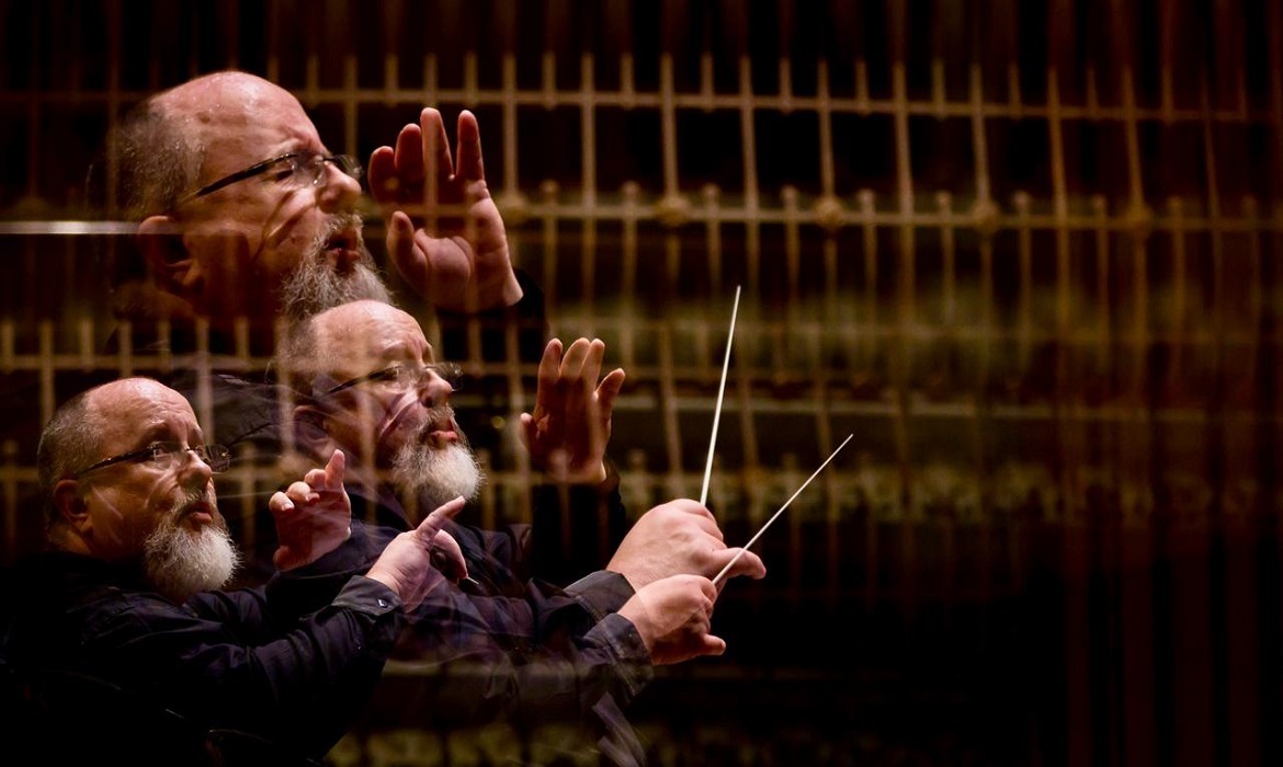 A apresentação, sob regência de Luiz Fernando Malheiro, acontece no palco histórico do Teatro Amazonas.