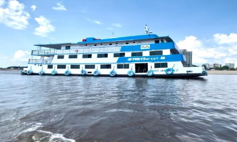 As embarcações percorrem rios da região oferecendo serviços essenciais a quem vive longe dos centros urbanos.