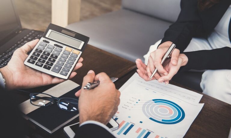 Especialistas do Sebrae apontam que revisar mercado, equipe e finanças ajuda a transformar desafios em decisões mais estratégicas.