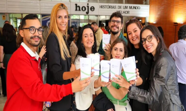 A obra e a exposição fotográfica apresentam histórias de brasileiros que reconstruíram a própria vida por meio da cooperação.