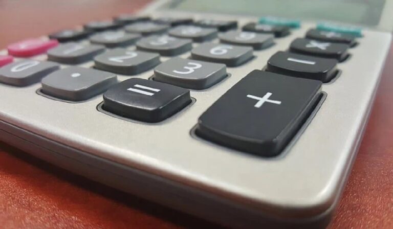 O Sebrae alerta para os novos valores, incluindo as regras específicas do MEI Caminhoneiro, que possui contribuição diferenciada.