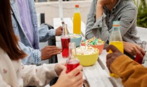 Diante dos resultados, pesquisadores defendem uma lei nacional para regular a comercialização e a publicidade de ultraprocessados nas escolas.