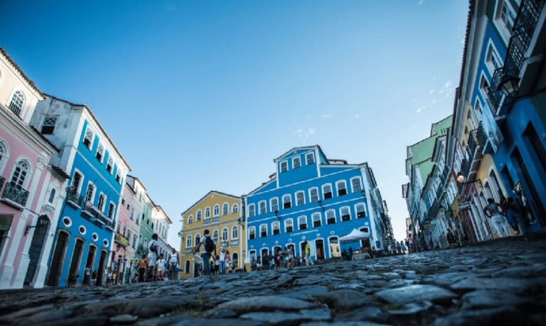 Mais do que conhecer lugares, o afroturismo propõe encontros com histórias, memórias e tradições que moldam o país.