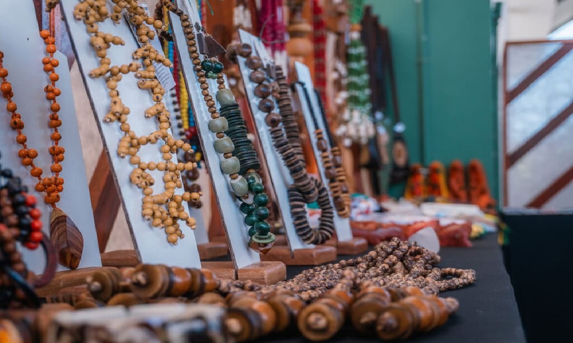 O edital de chamamento público convida artesãos a participarem do Salão do Artesanato Raízes Brasileiras.