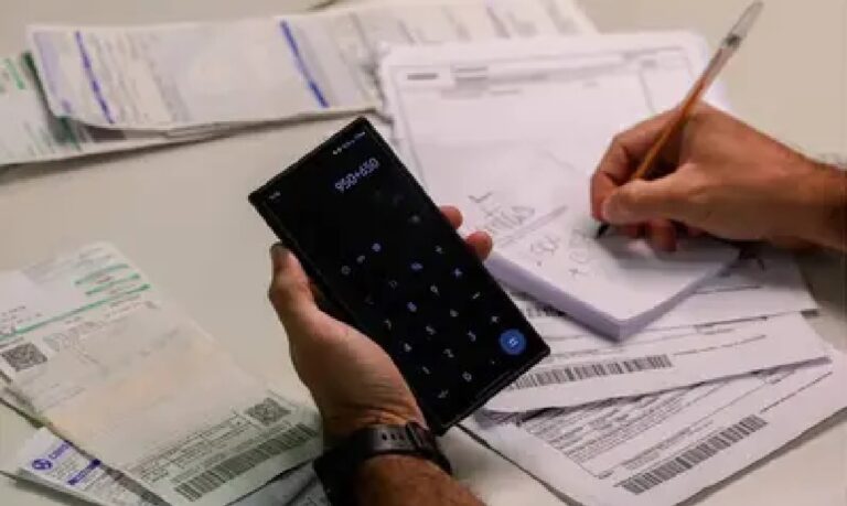 Micro e pequenas empresas precisam redobrar a atenção aos prazos para evitar multas e complicações fiscais.