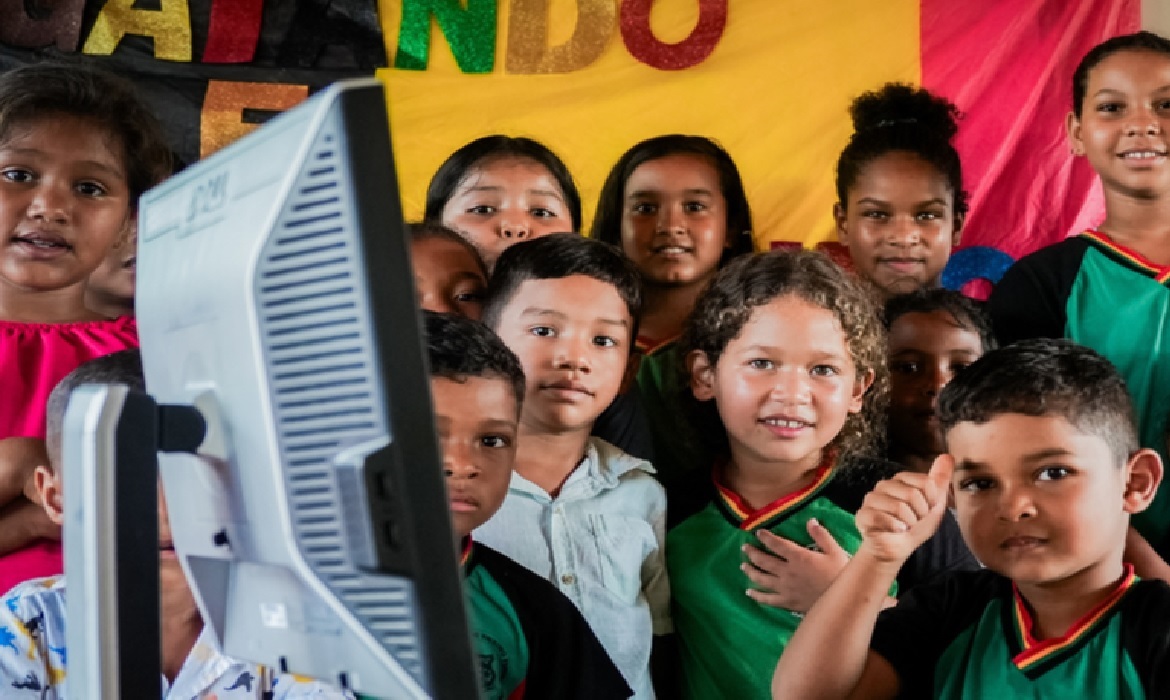 Hoje, mais de 50% das escolas públicas do estado já contam com conexão, um passo importante para ampliar o aprendizado e reduzir desigualdades.