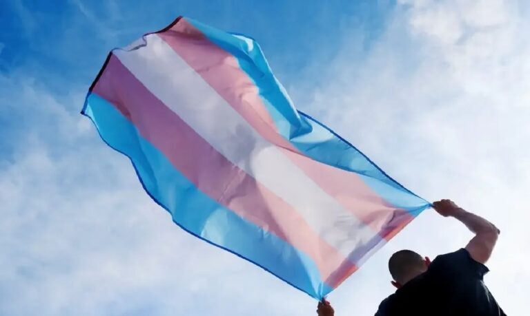 O direito reduz burocracias, evita constrangimentos e fortalece o reconhecimento da identidade de cada cidadão.