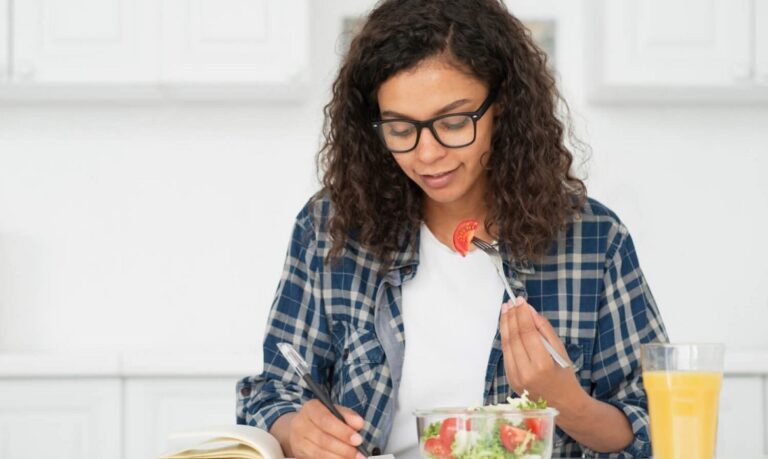 Entre 2013 e 2019, estudantes universitários passaram a consumir menos refrigerantes, doces e a praticar mais atividade física, segundo a Pesquisa Nacional de Saúde.