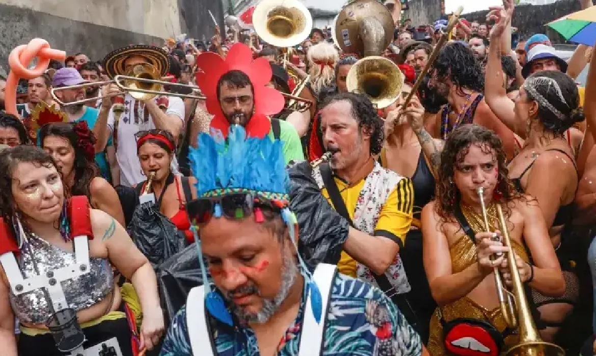 É nesse período que ambulantes vendem mais, costureiras recebem novas encomendas, músicos ampliam a agenda e microempreendedores conseguem garantir um fôlego extra no orçamento. O Carnaval, na prática, se transforma em complemento de renda para quem depende do próprio trabalho.