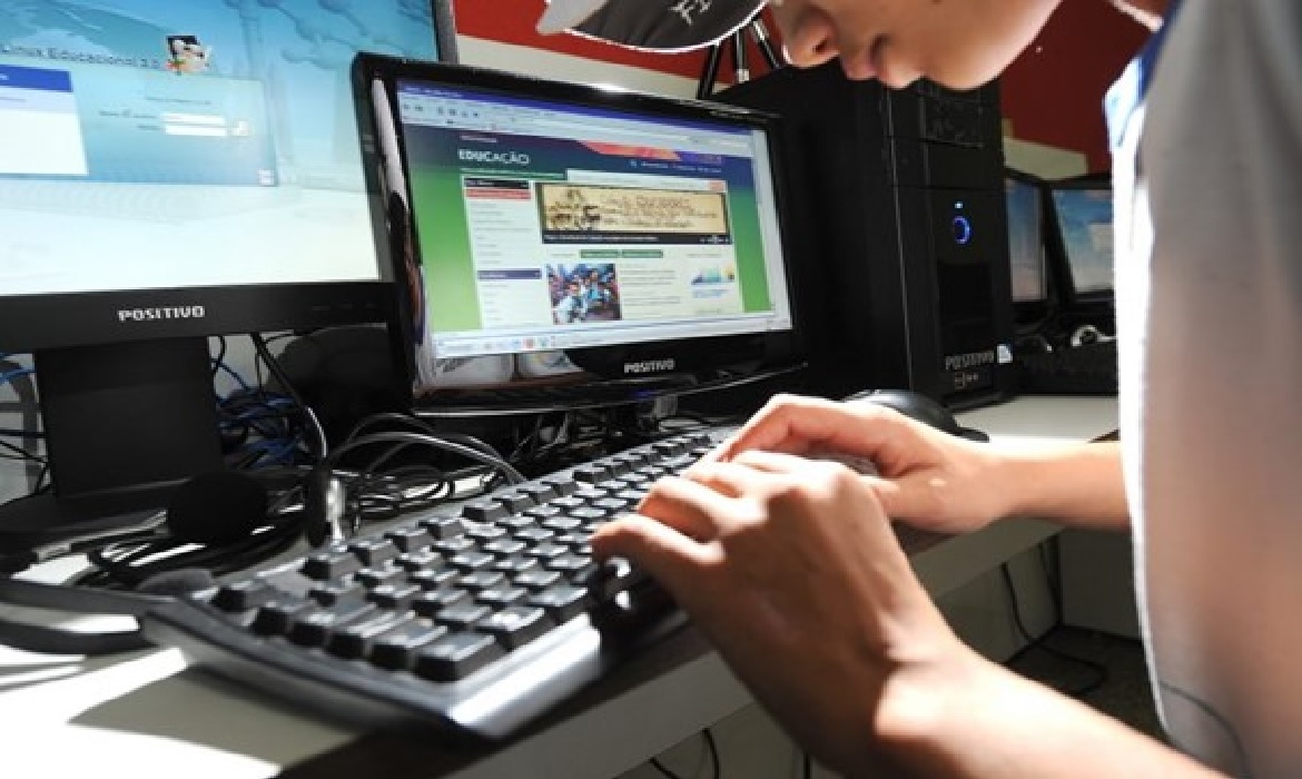 A proposta aprovada prevê um estudo para avaliar como as tecnologias digitais influenciam o aprendizado escolar na rede de ensino.