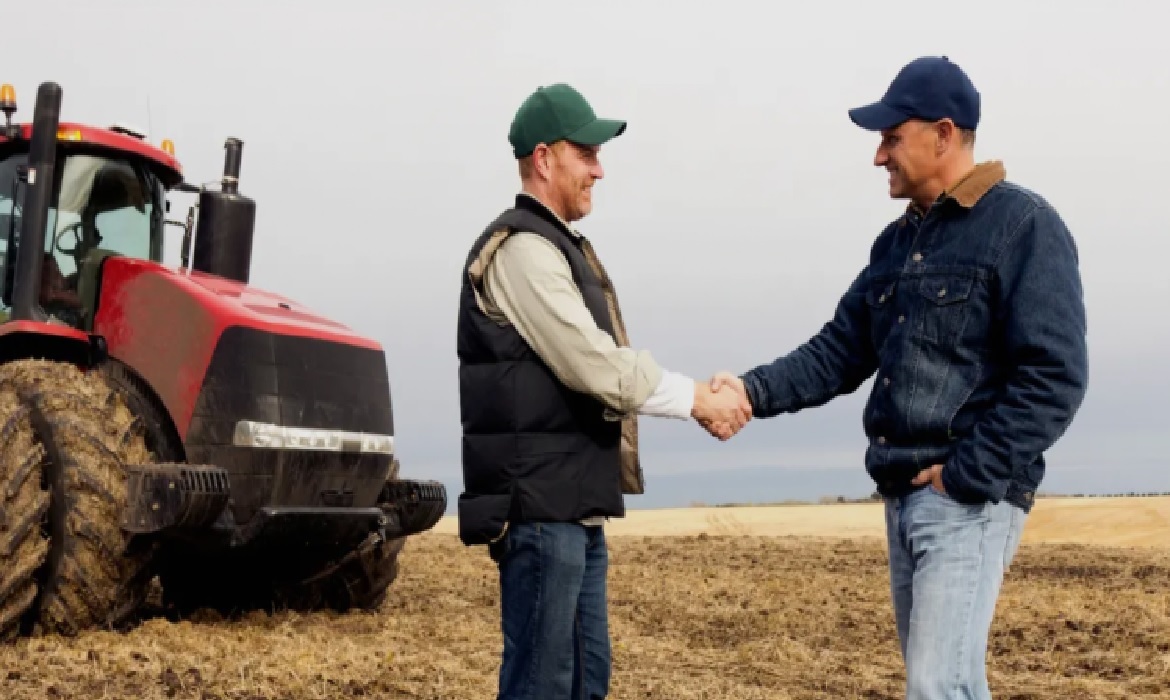 Quando o crédito rural encolhe, a parceria cresce. Informação clara, apoio na gestão e confiança mútua passam a ser tão importantes quanto o financiamento para manter a produção em pé.