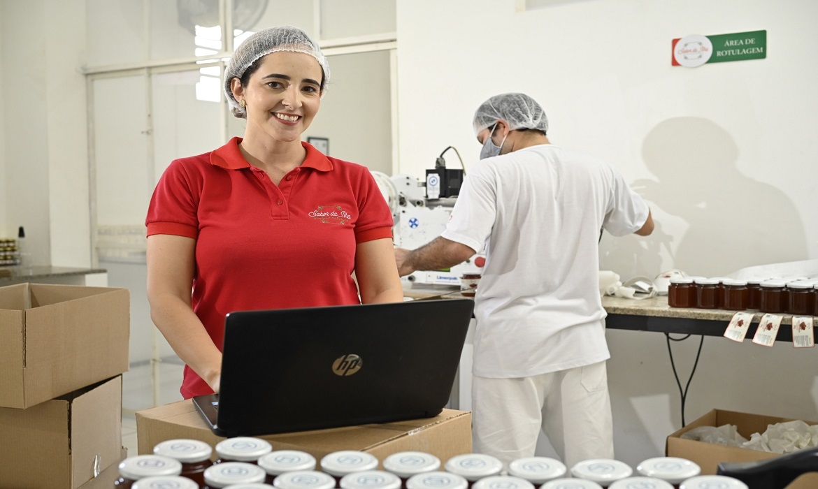 A indústria puxa essa retomada, seguida por comércio e serviços, reforçando a sensação de que o fôlego está voltando para quem mantém os pequenos negócios de pé no país.