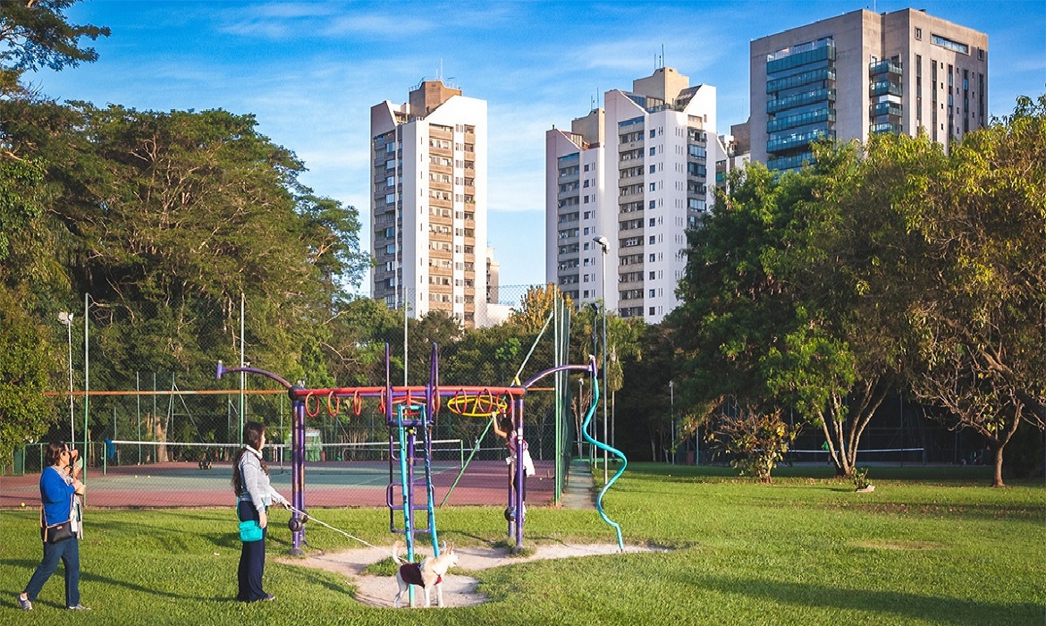 Especialistas chamam atenção para práticas baseadas na natureza que seguem fora das políticas urbanas, apesar do impacto positivo comprovado.