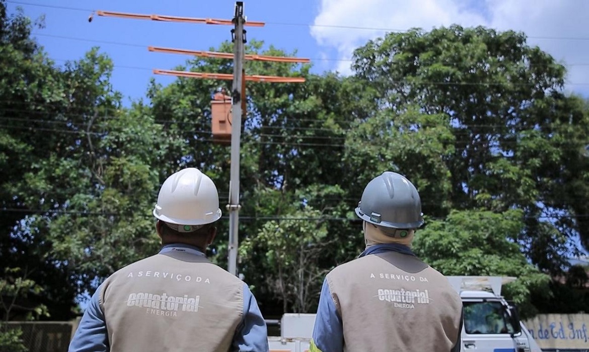 A distribuidora alerta que ligações irregulares e estruturas improvisadas aumentam o risco de acidentes neste período.