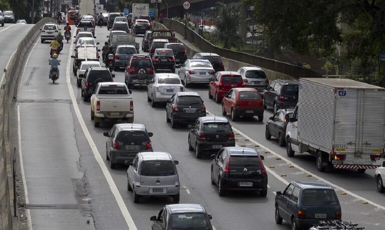 Mesmo com mais anos de uso, esses carros podem continuar rodando com segurança. A manutenção preventiva passa a ser essencial para garantir economia, preservar vidas e manter a frota envelhecida em condições adequadas nas ruas.