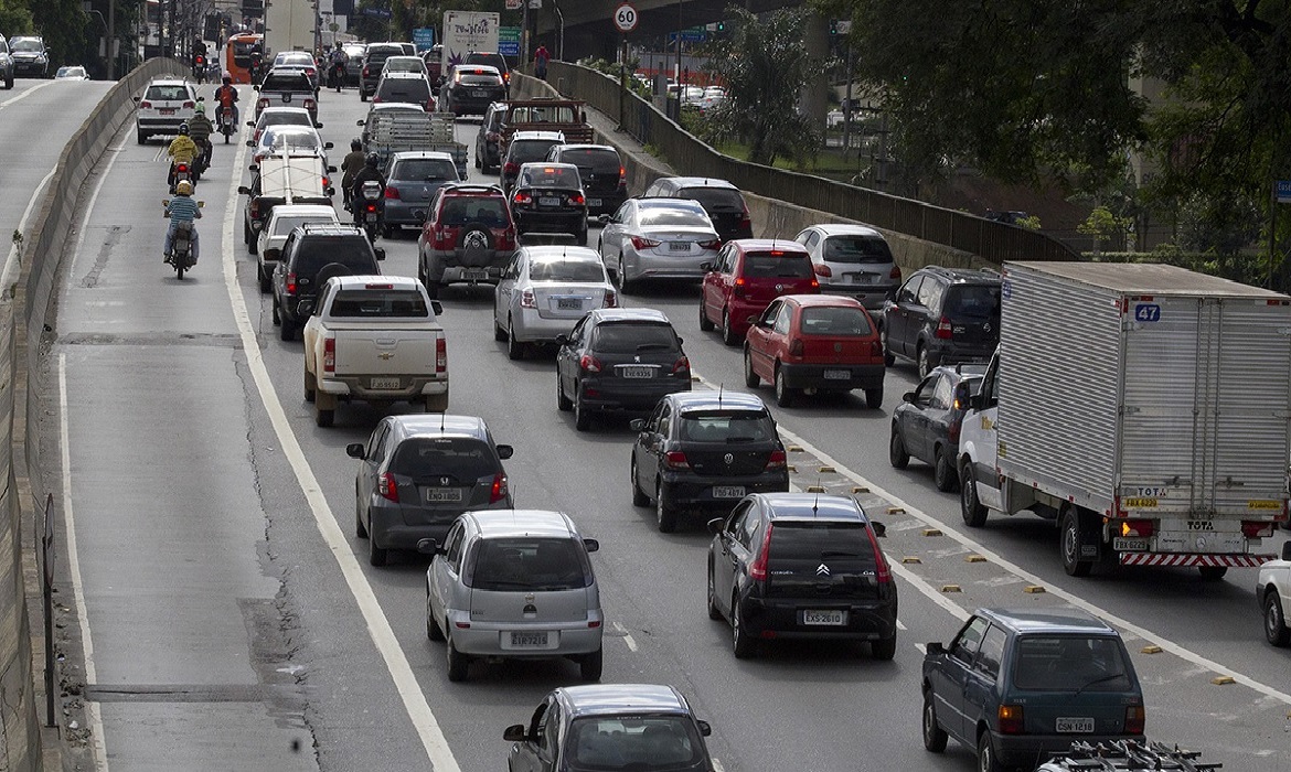 Mesmo com mais anos de uso, esses carros podem continuar rodando com segurança. A manutenção preventiva passa a ser essencial para garantir economia, preservar vidas e manter a frota envelhecida em condições adequadas nas ruas.