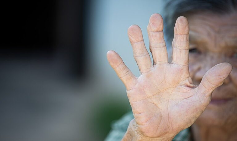 O objetivo é punir com mais rigor quem comete abandono de pessoa idosa, crime que fere direitos e coloca vidas em risco.