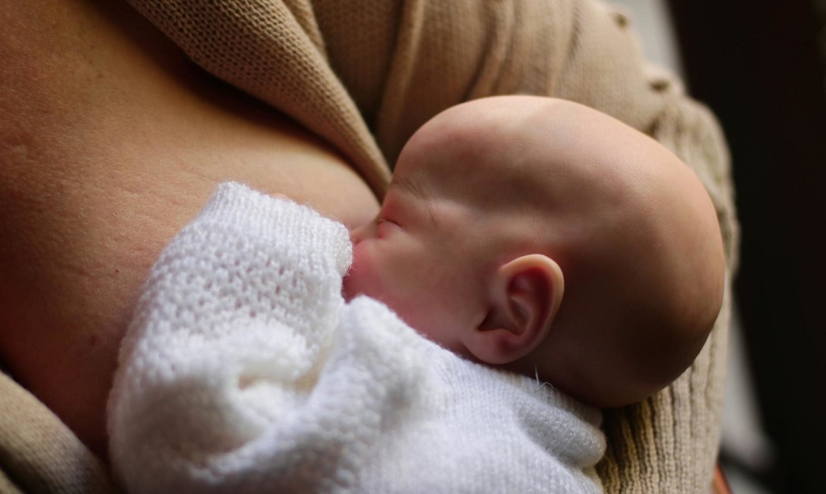 Registros em imagens revelam que a cirurgia de língua presa reduz o esforço do bebê durante a amamentação e favorece a sucção.