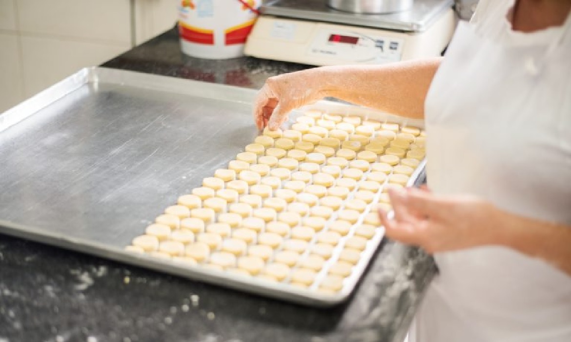 Medida amplia acesso a recursos para necessidades básicas e fortalecimento de pequenos negócios.