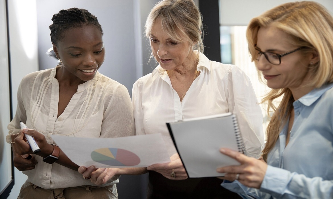 Levantamento aponta que as mulheres estão à frente do orçamento familiar em grande parte dos lares e ganham cada vez mais espaço nas decisões financeiras.