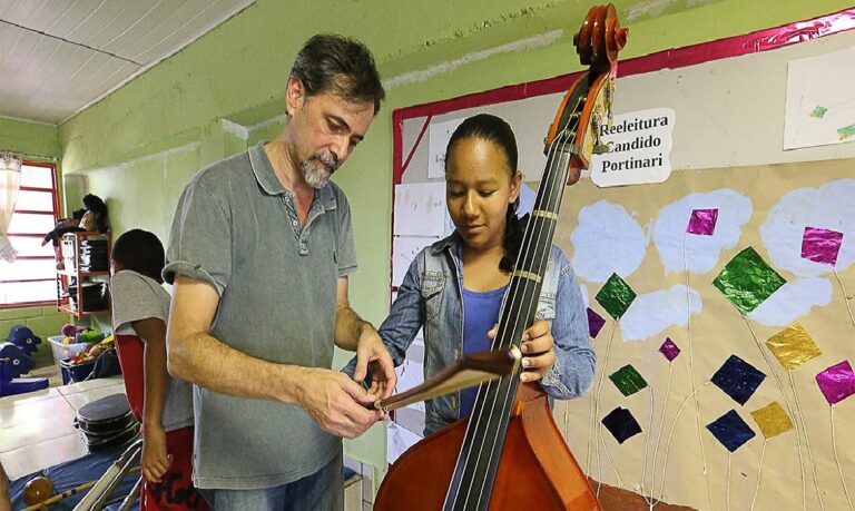 Contato ativo com instrumento musical amplia ganhos para a saúde.