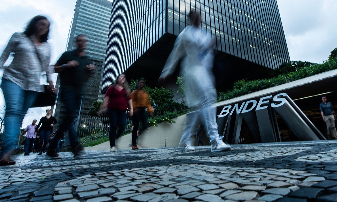 Além disso, o BNDES também apresentou novas linhas de financiamento destinadas a mulheres que empreendem nas periferias, ampliando oportunidades de geração de renda.