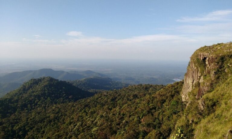As piscinas naturais e cachoeiras da Serra do Tepequém atraem visitantes em busca de aventura e contato com a natureza.