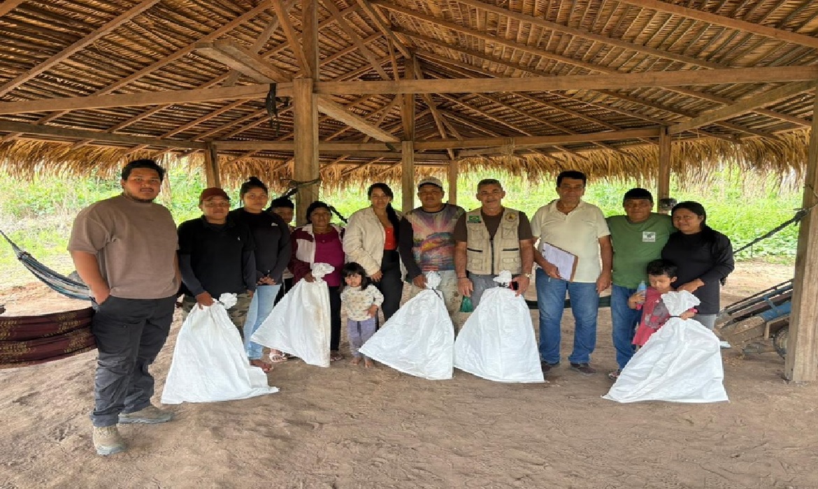 Povos Paiter Suruí e Cinta Larga recebem ferramentas que ampliam a produção e garantem melhores condições de trabalho.