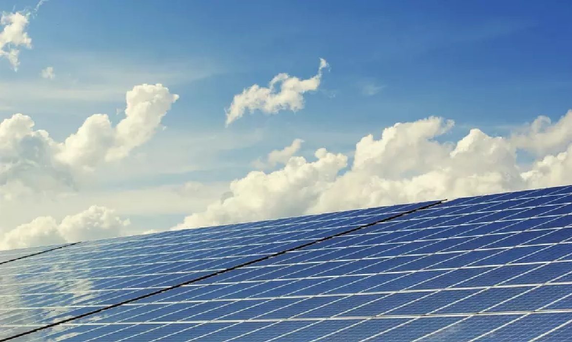 Considerada uma Fonte Limpa e Fonte Renovável, a tecnologia com Painéis Fotovoltaicos se consolida como alternativa sustentável para geração de energia.