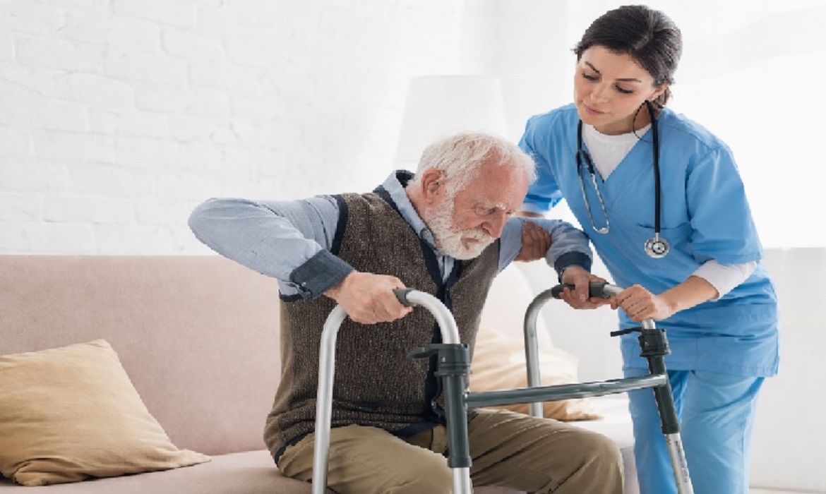 A proposta amplia o olhar para além da saúde, incluindo aspectos sociais e de direitos humanos no cuidado com pessoas idosas.